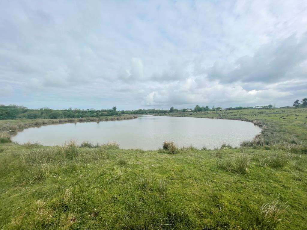 Lot: 27 - FREEHOLD LAND WITH LAKE AND OUTBUILDINGS -
